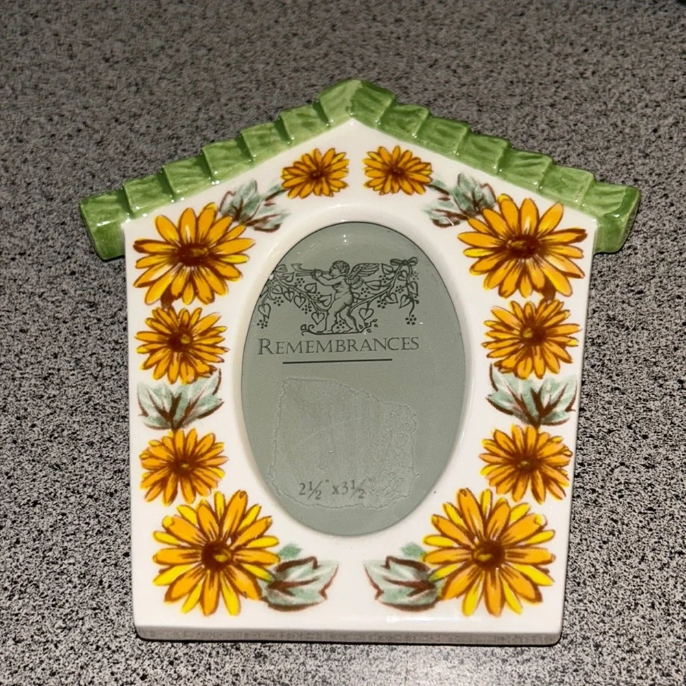 NWT ceramic Remembrances bird house portrait holder.